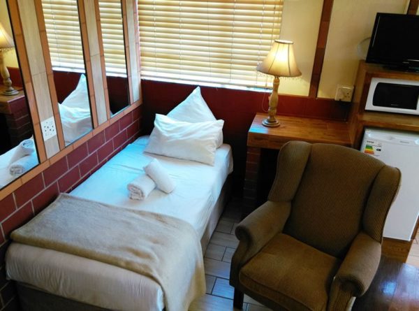 TR-180206_Tudor-single-bed-600x445-1